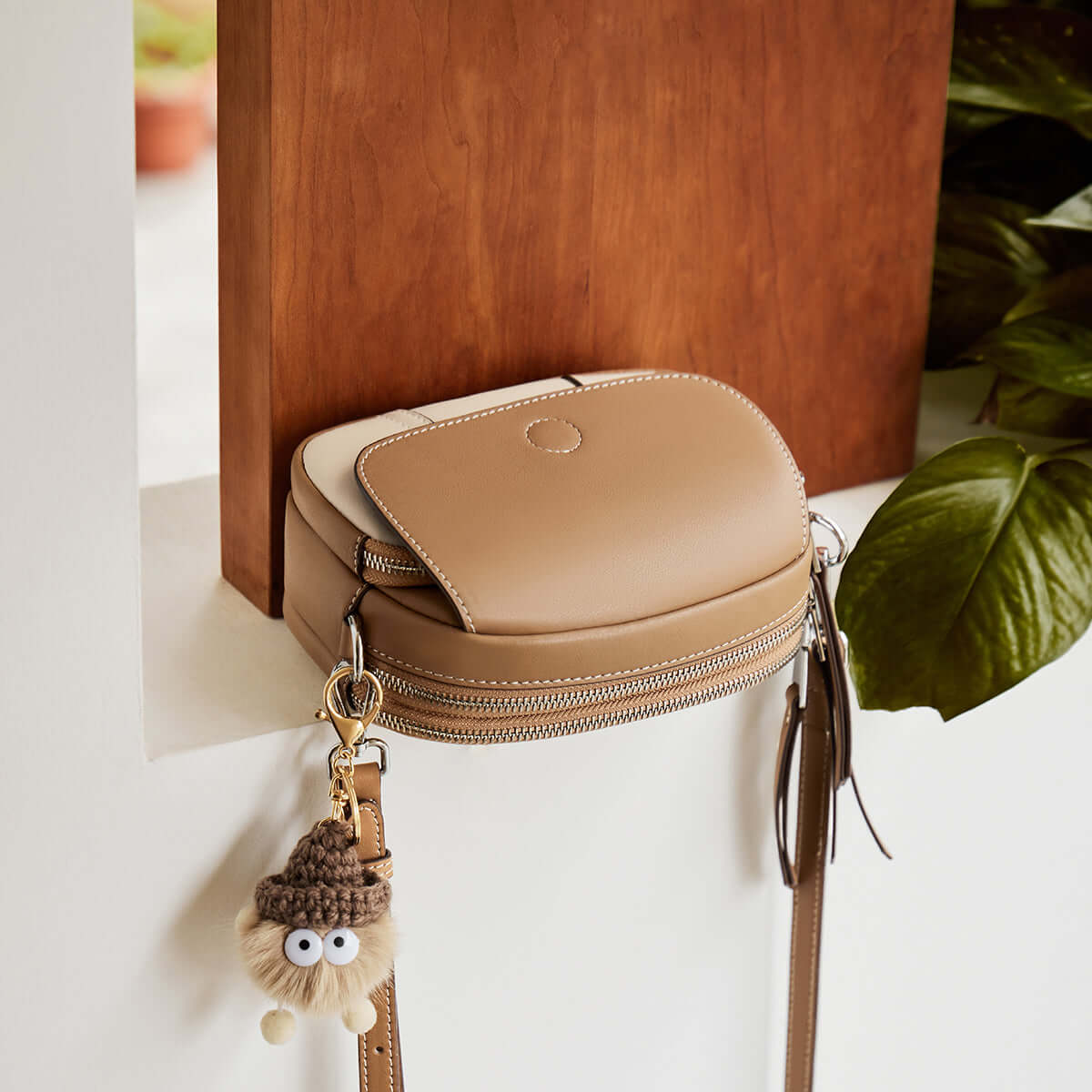 Cutesy Compact Leather Shoulder Bag-4