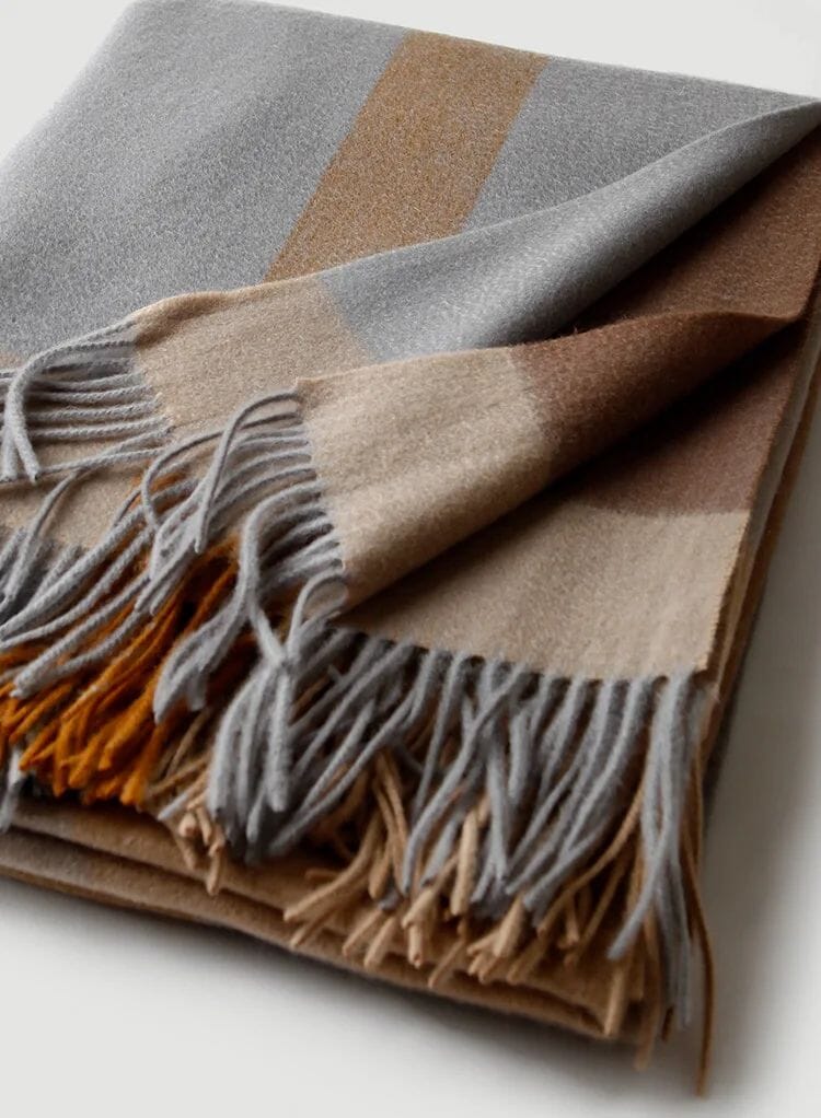 Lyxig Lammullsfilt med Fransar – Perfekt för Hem, Resor & Mysiga Stunder